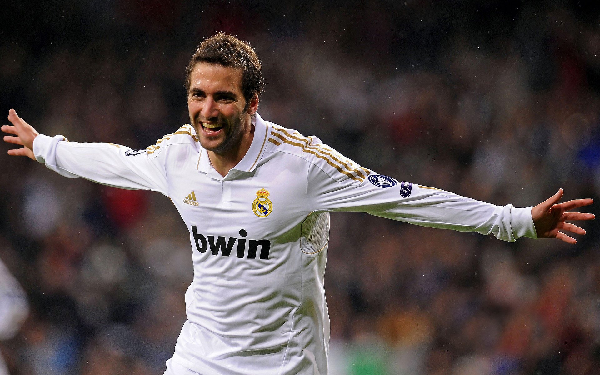 世界杯：球员花式庆祝动作因过于夸张被黄牌警告 在社交平台引发争议